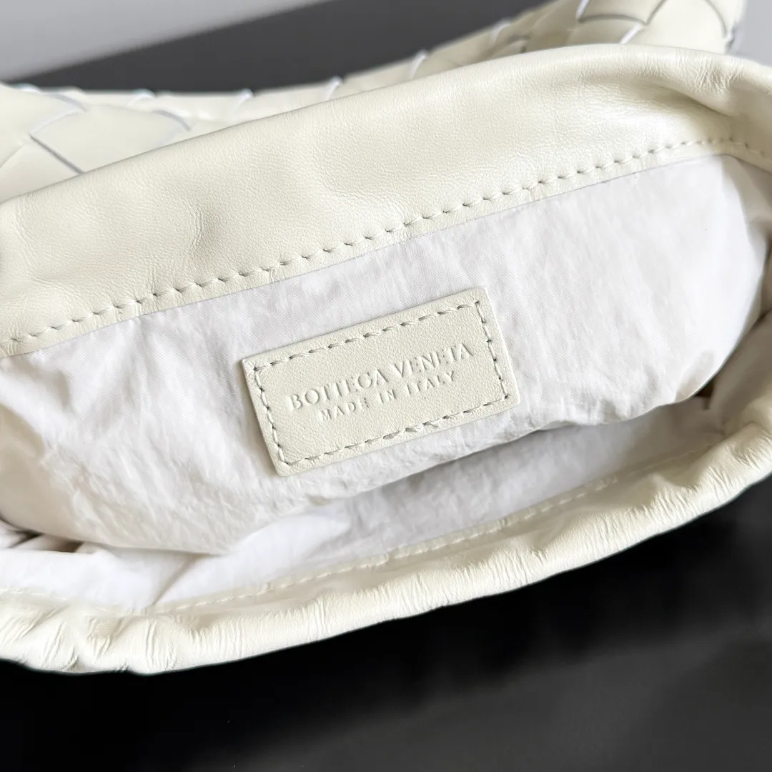 Batch 1400 BOTTEGA VENETA DUSTBAG mini size is officially launched📣📣. It still continues the classic weaving process. The lazy and casual feeling presented by the drawstring pockets is not too suitable for summer. The small back body is light and convenient. It is enough to carry lipstick and tissues when going out every day. It is not easy to make mistakes with any clothes. The shoulder strap has a buckle and pull-out design, which can be adjusted to unlock multiple carrying methods. Style number: 816987 Size: 21*16.6*1cm